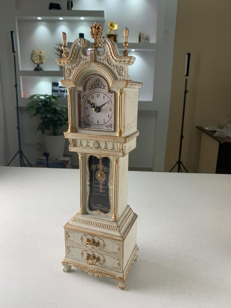 Horloge de Grand-mère – Élégance Vintage avec Boîte à Musique