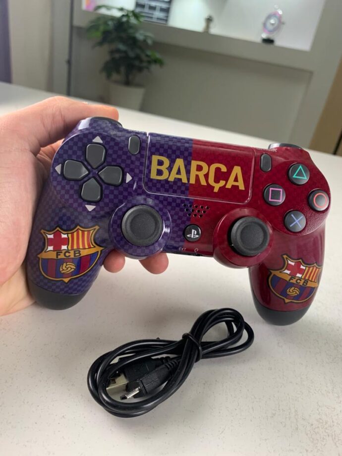 ⁦SONY DualShock Manette PS4 Sans Fil,Edition Barça⁩ - الصورة ⁦2⁩