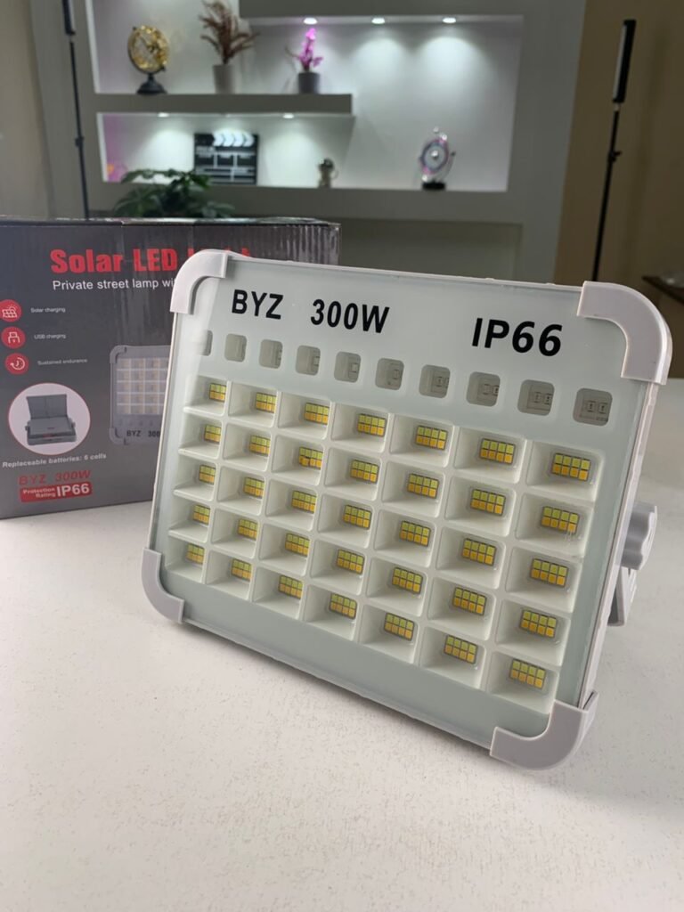 Lampe LED Rechargeable Solaire 300W Portable et Magnétique 26000LM
