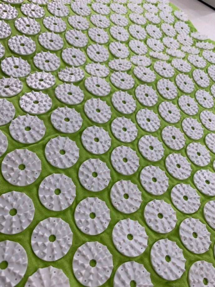 ⁦Tapis d’Acupression et Oreiller avec Sac – Soulagement Douleurs & Relaxation⁩ - الصورة ⁦5⁩