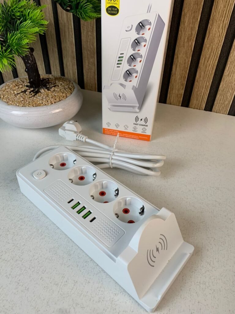 Multiprise 4 Prises 2500W avec USB, Type-C & Charge Sans Fil – Station d’Alimentation Intelligente Tout-en-Un