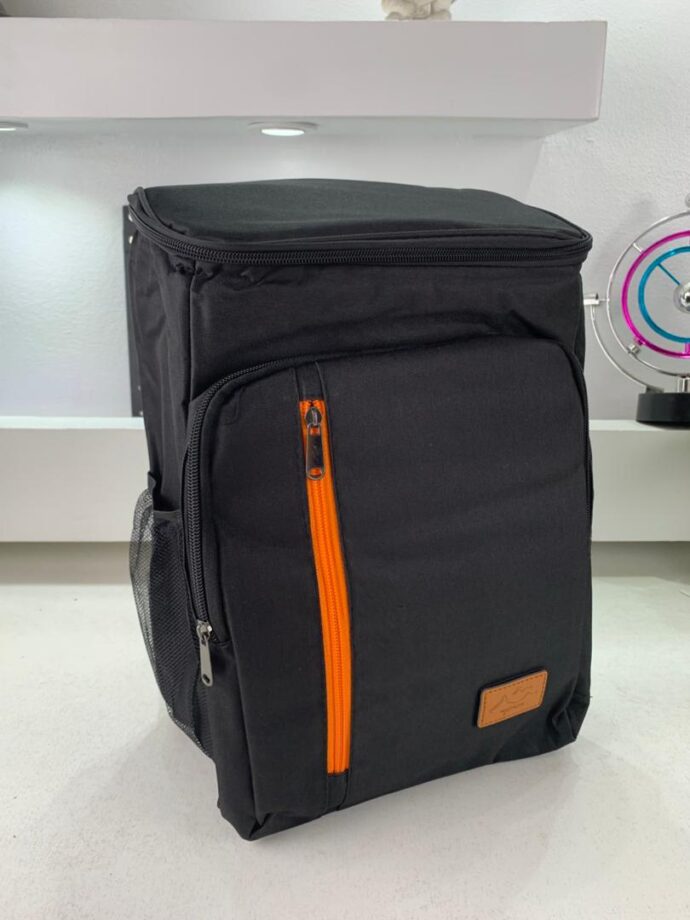 ⁦Sac à dos isolé – Élégant et pratique à la fois⁩ - الصورة ⁦4⁩