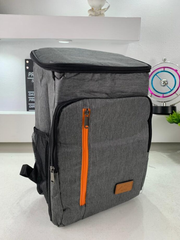 ⁦Sac à dos isolé – Élégant et pratique à la fois⁩ - الصورة ⁦5⁩