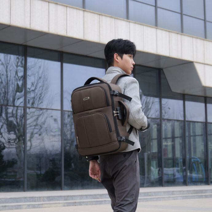 ⁦Sac à dos de voyage multifonction marron – Élégant, robuste et confortable⁩ - الصورة ⁦6⁩