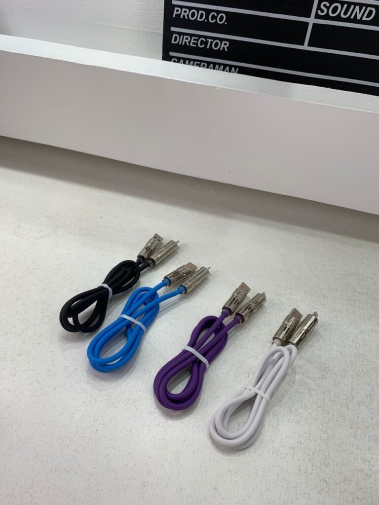Câble de Charge Universel 4 en 1 : rapide, robuste et pratique