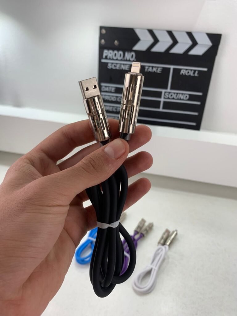 Câble de Charge Universel 4 en 1 : rapide, robuste et pratique
