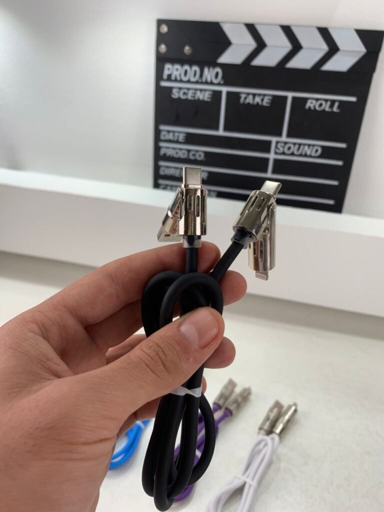 Câble de Charge Universel 4 en 1 : rapide, robuste et pratique