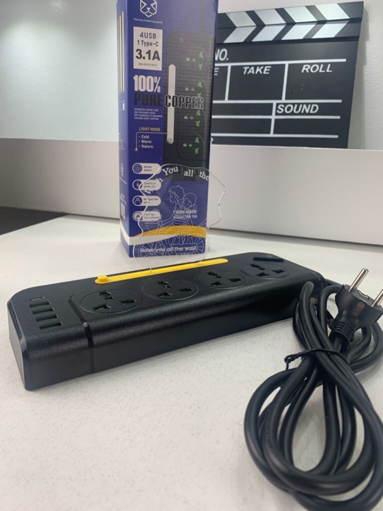 Multiprise universelle 4 en 1 avec USB et LED