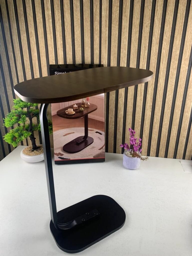 Table d’Appoint en Bois en Forme de C – Élégance et Praticité