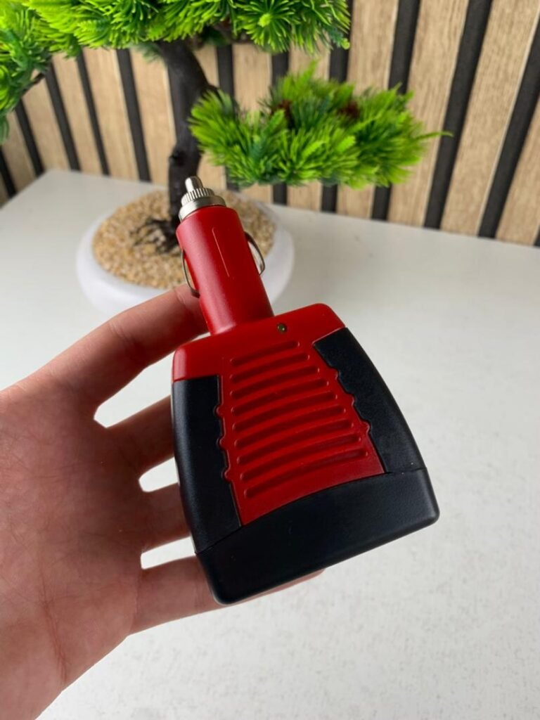 Convertisseur de Tension Voiture 100W DC 12V → AC 220V