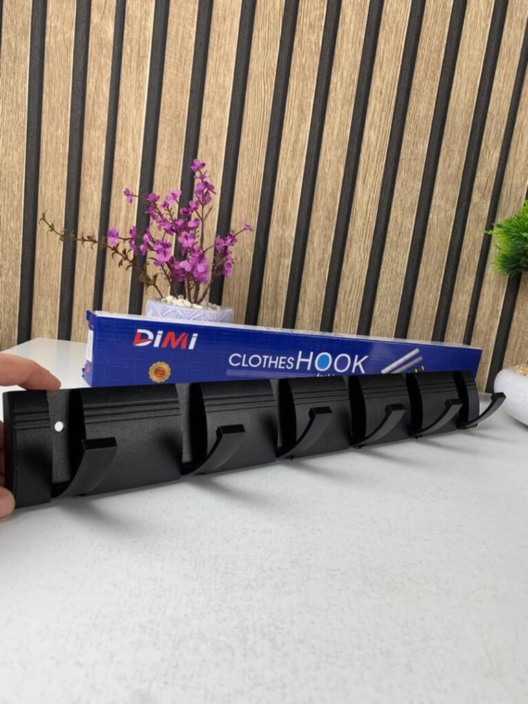 Porte Manteau Mural Métallique avec 6 Crochets – Élégance, solidité et gain d’espace