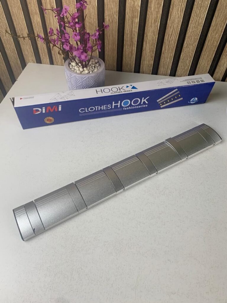 Porte Manteau Mural Métallique avec 6 Crochets – Élégance, solidité et gain d’espace