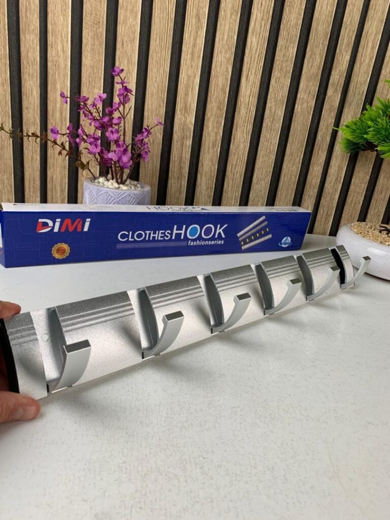 Porte Manteau Mural Métallique avec 6 Crochets – Élégance, solidité et gain d’espace