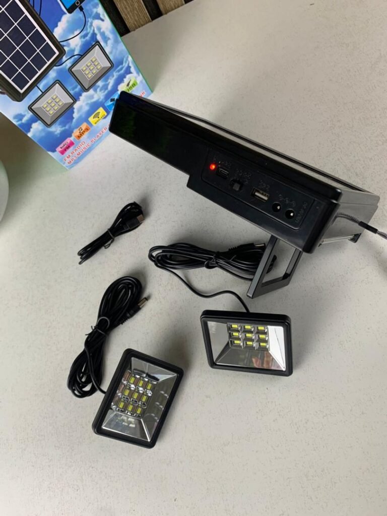 Kit d’Éclairage Solaire XB-2321BT avec Haut Parleur et Deux Lampes