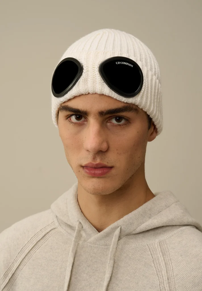 Bonnet C.P. Company – Beanie Urbain Premium en Maille Chaude & Design Iconique