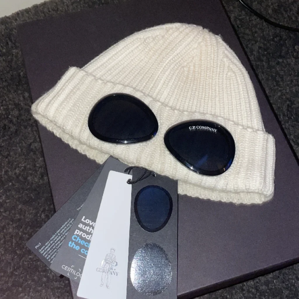 Bonnet C.P. Company – Beanie Urbain Premium en Maille Chaude & Design Iconique