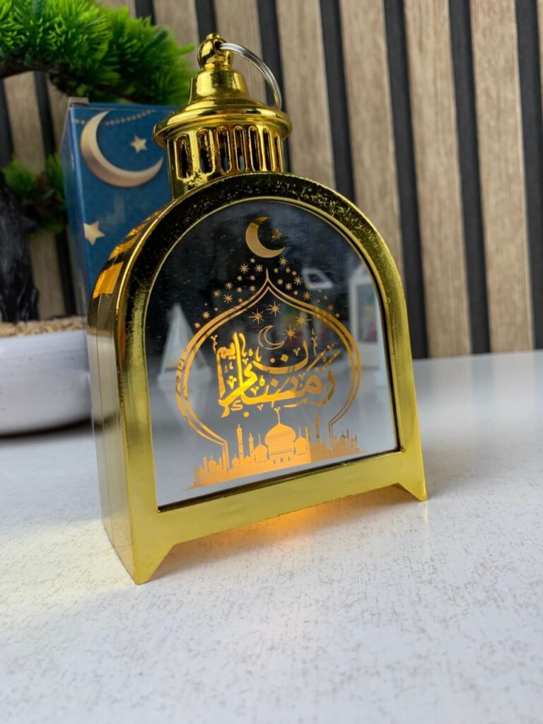 Lanterne de Ramadan Dorée LED Design Traditionnel avec Silhouette – Une touche dorée pour sublimer vos nuits de Ramadan
