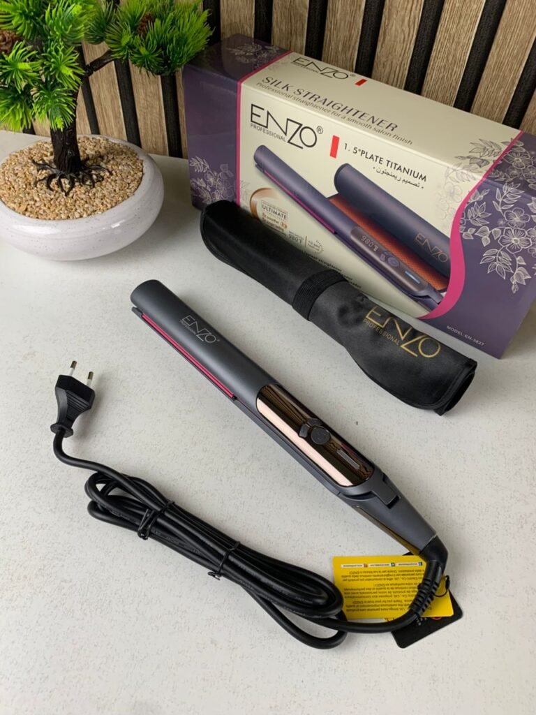 Lisseur Céramique 980°F Plaque 1.5″ Titane ENZO EN-3827 – Cheveux lisses, brillants et protégés comme au salon