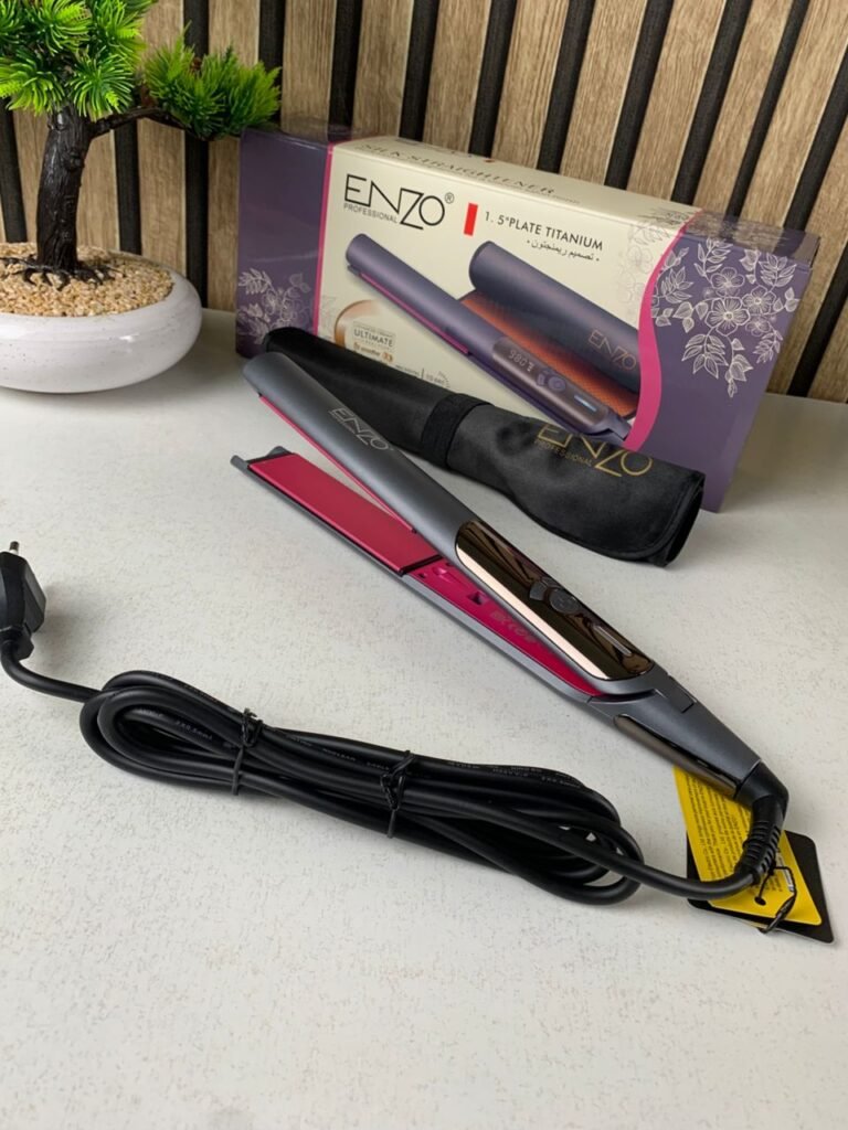 Lisseur Céramique 980°F Plaque 1.5″ Titane ENZO EN-3827 – Cheveux lisses, brillants et protégés comme au salon