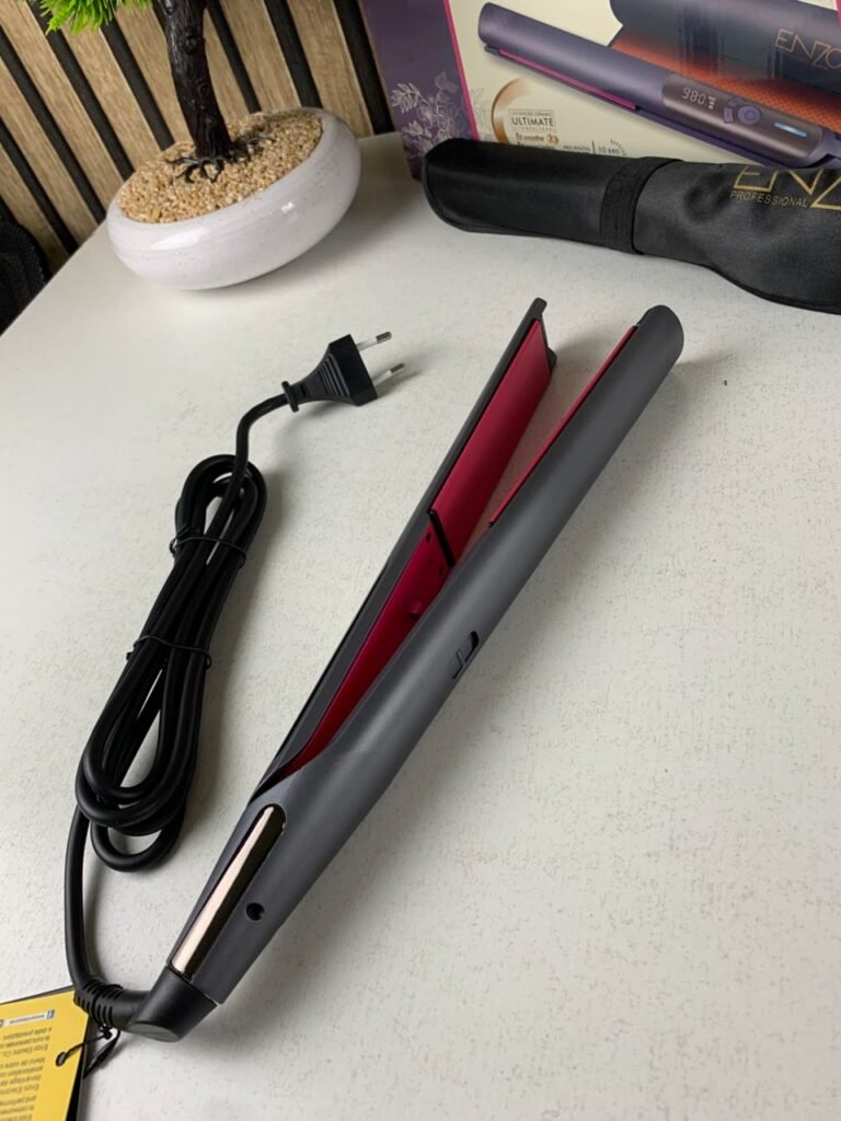 Lisseur Céramique 980°F Plaque 1.5″ Titane ENZO EN-3827 – Cheveux lisses, brillants et protégés comme au salon