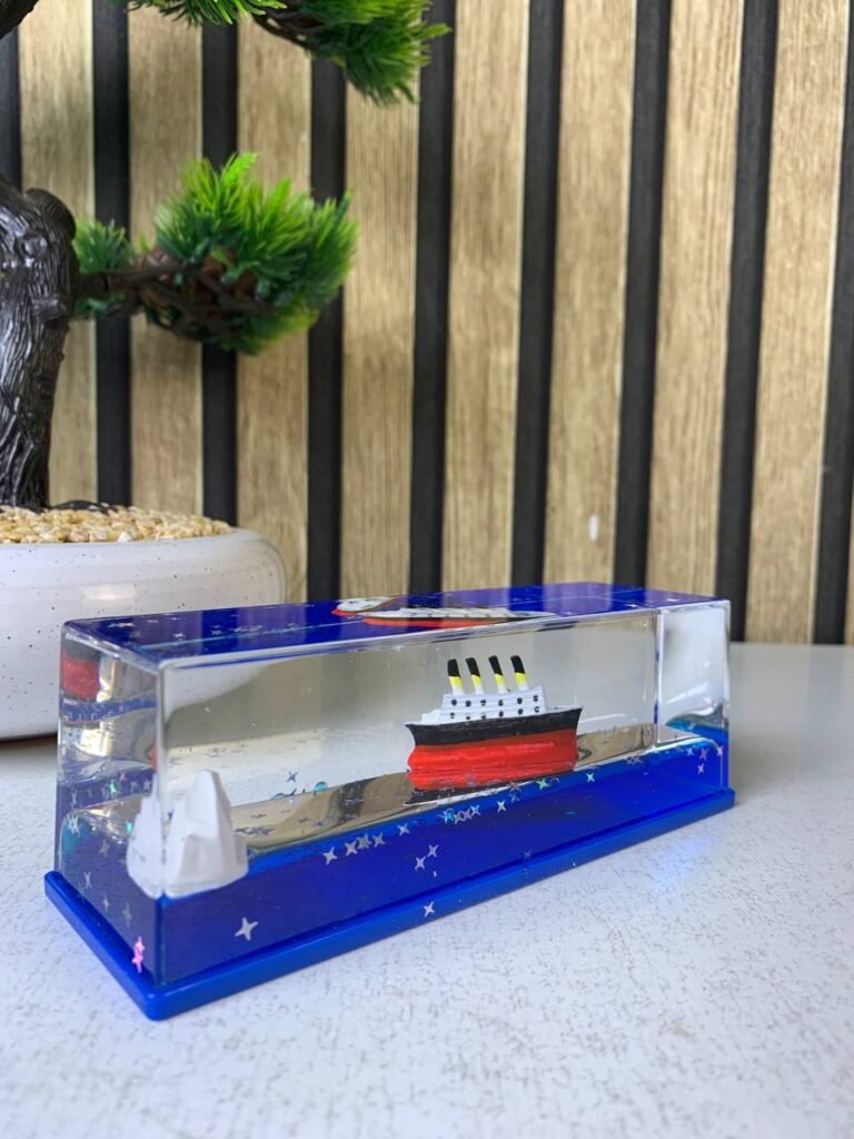 Décoration en forme de bateau de croisière insubmersible V2 – Une décoration flottante fascinante qui apaise l’esprit
