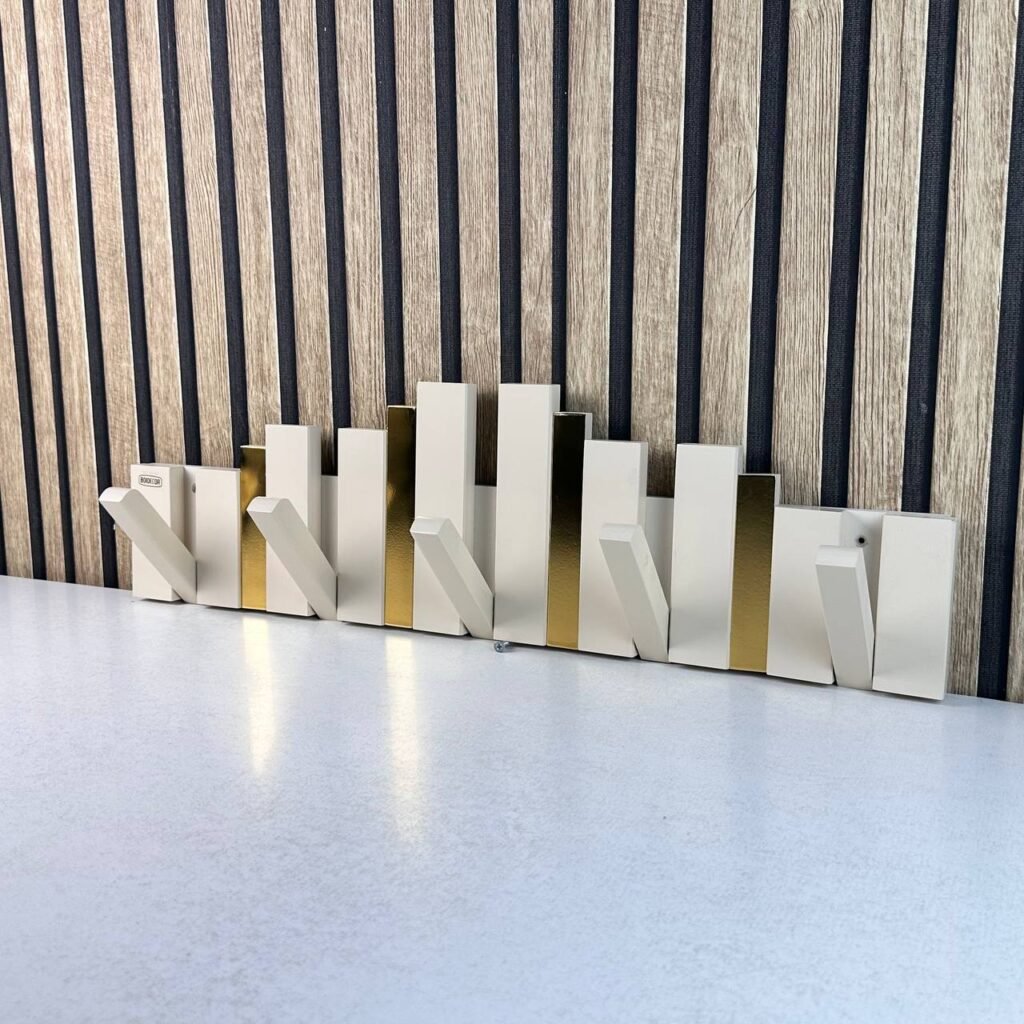 Porte-Manteau Mural Design Piano en Bois – Touches Dorées