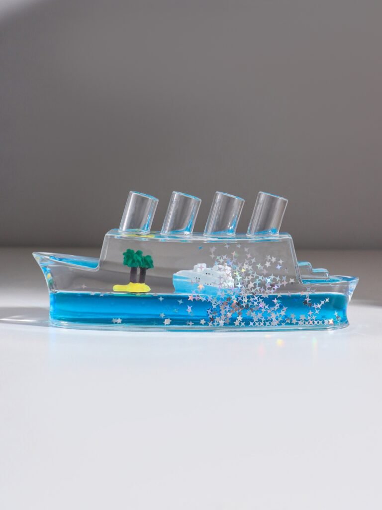 Décoration en forme de bateau de croisière insubmersible – Une sculpture flottante fascinante