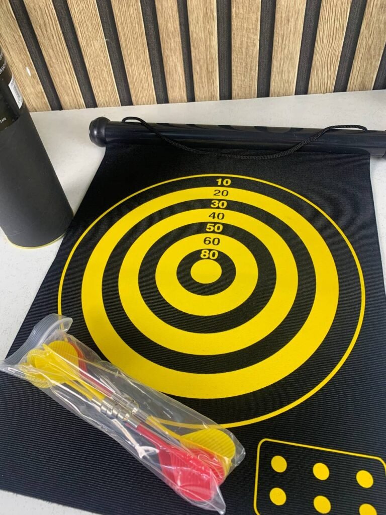 Jeu de fléchettes magnétique avec cible enroulable double face – 6 fléchettes incluses