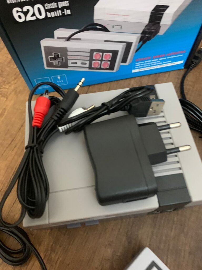 Mini console de jeux rétro 620 jeux intégrés avec 2 manettes – Console classique nostalgique