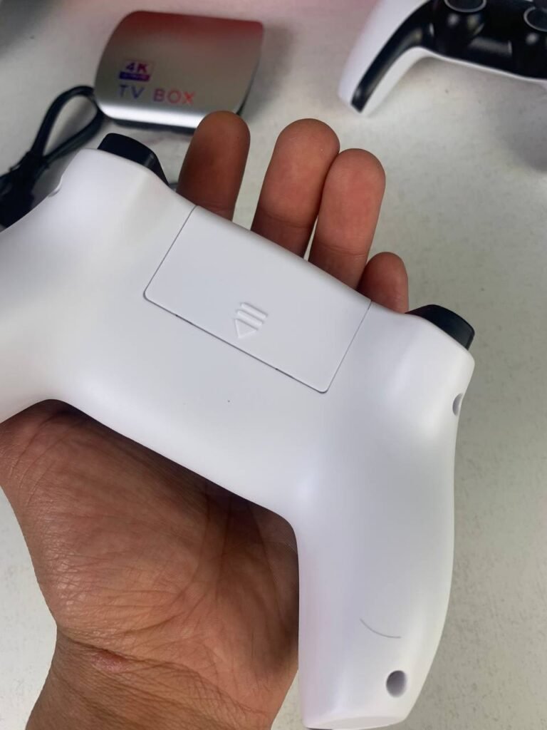 TV Box & Game Console M77 Ultra HD avec Deux Manettes et Télécommande – Centre de divertissement Android & Gaming
