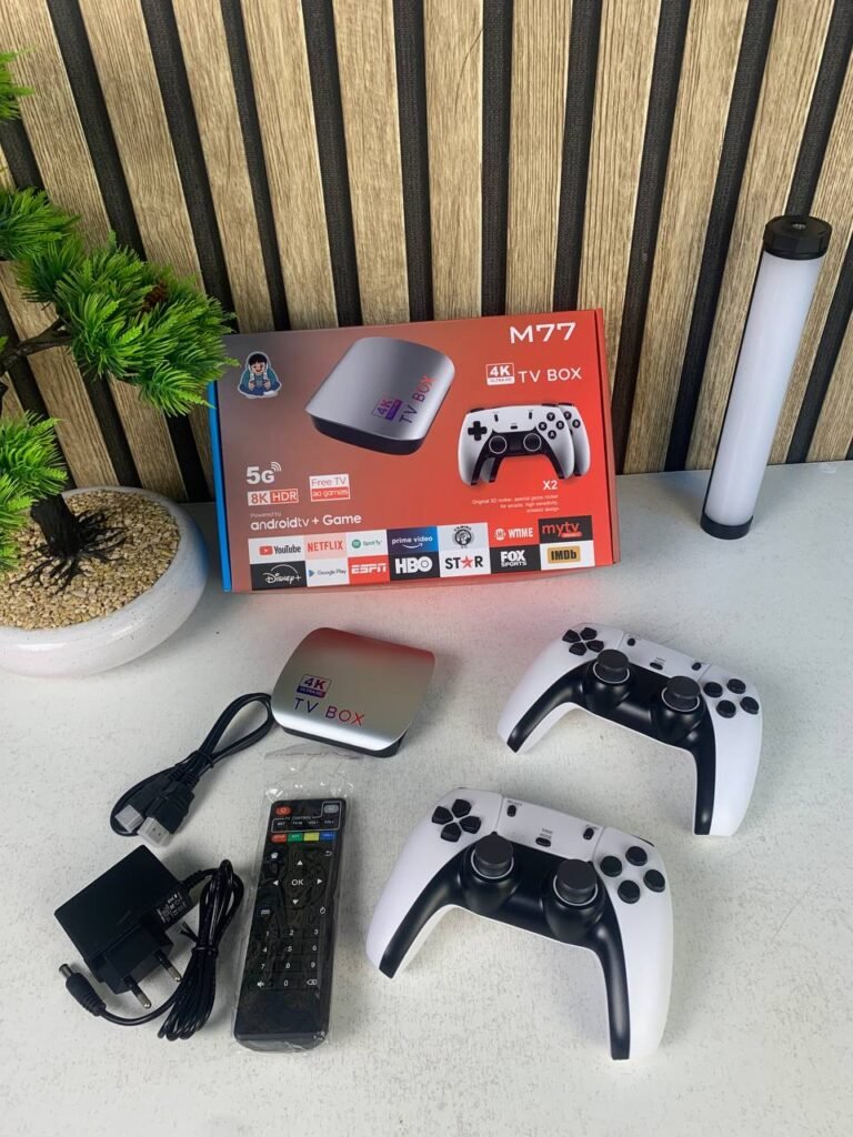 TV Box & Game Console M77 Ultra HD avec Deux Manettes et Télécommande – Centre de divertissement Android & Gaming