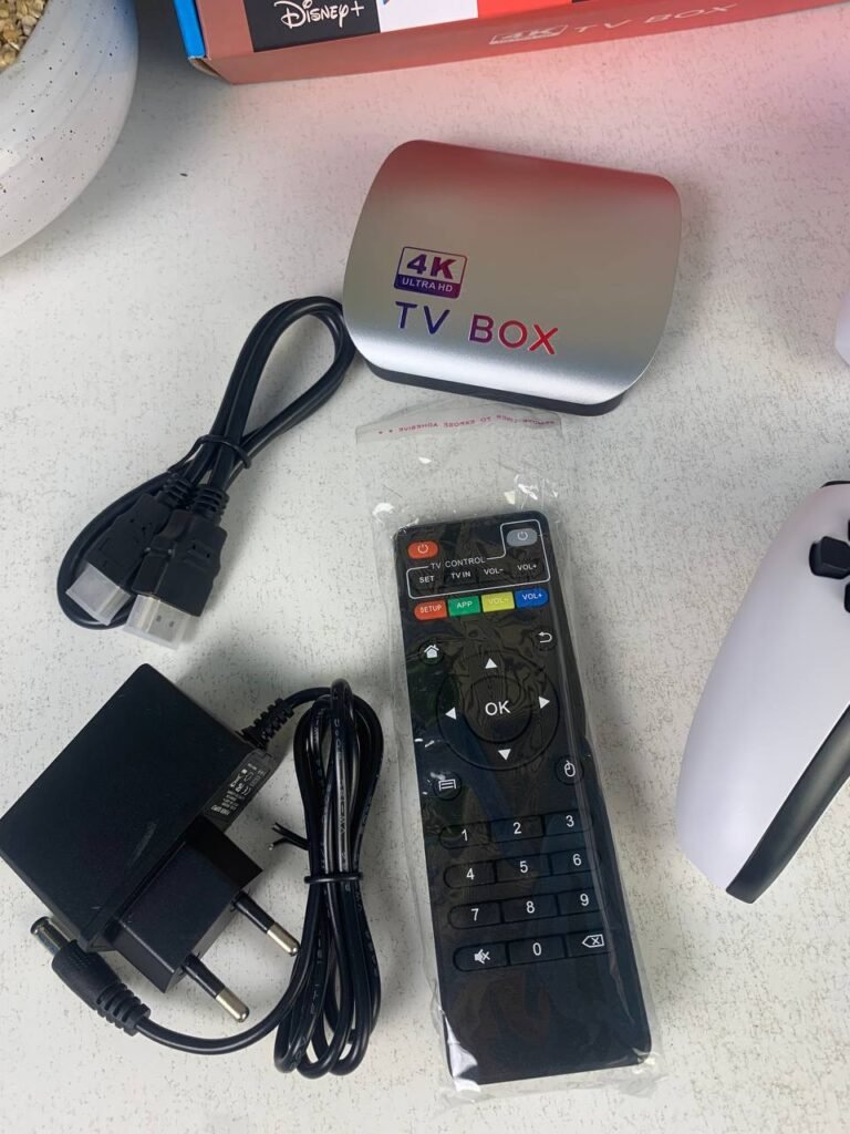 TV Box & Game Console M77 Ultra HD avec Deux Manettes et Télécommande – Centre de divertissement Android & Gaming