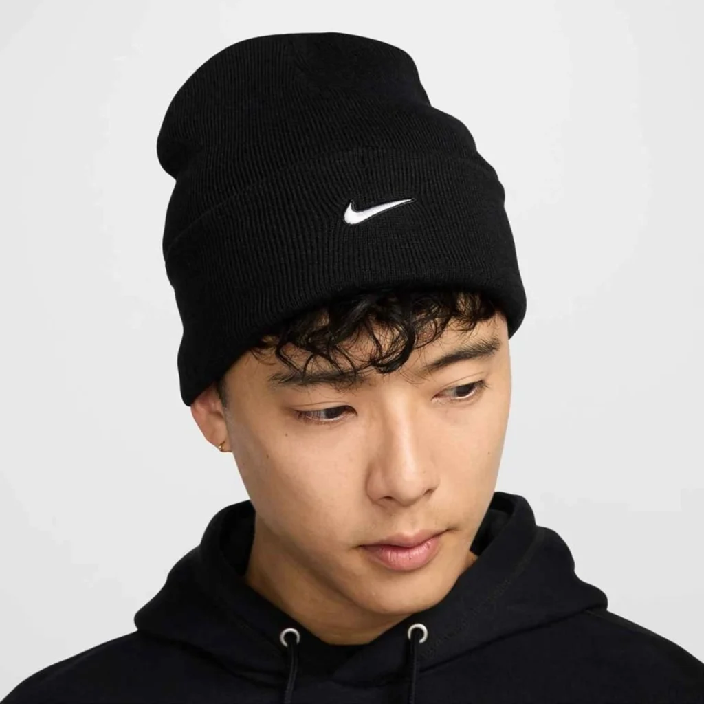 Bonnet Peak Swoosh Noir & – Style Sportif, Confort & Chaleur pour l’Hiver